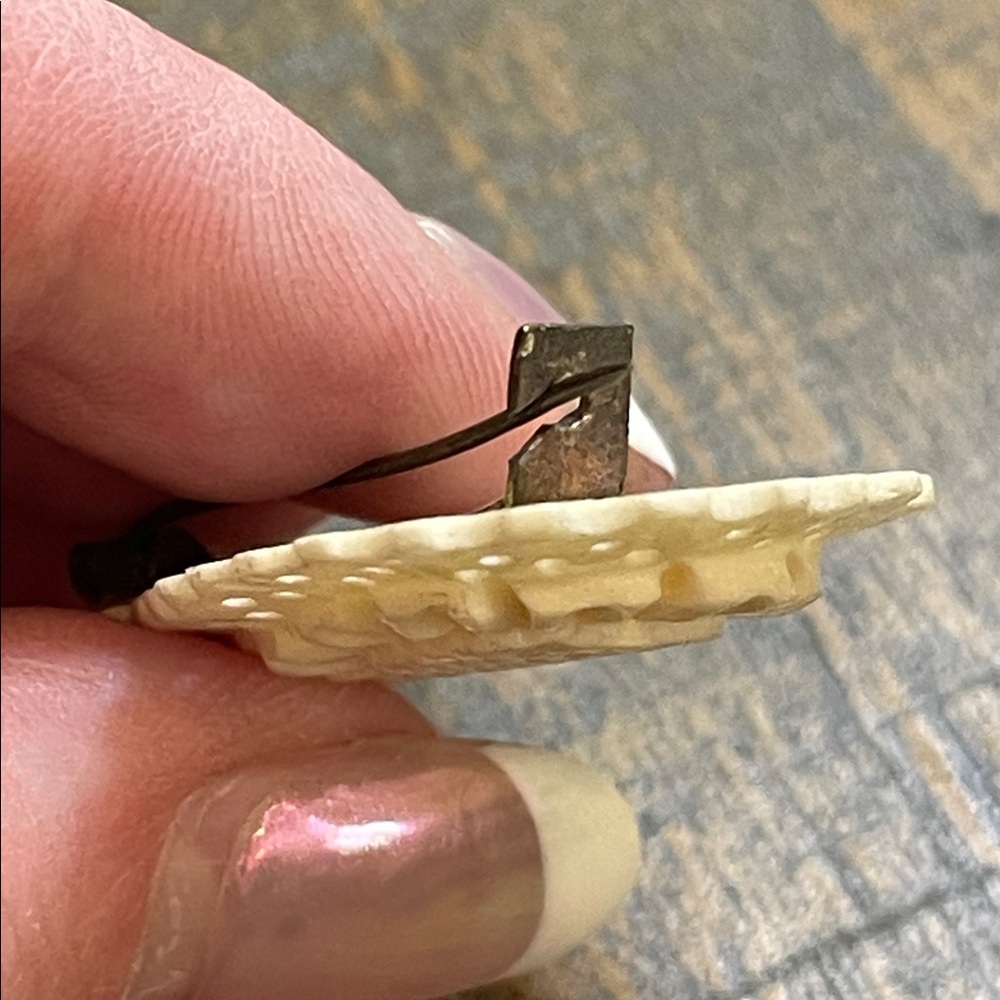 ❗️SOLD❗️Antique Hand Carved Bone Flower Teardrop Design C-Clasp Brooch - Picture 5 of 8